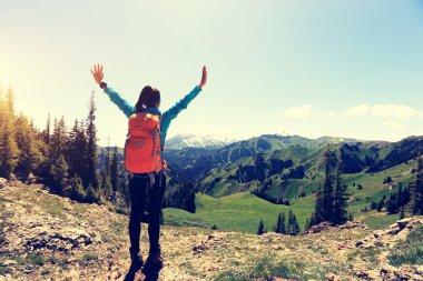 Genç kadın uzun yürüyüşe çıkan kimse Kollarını açarak