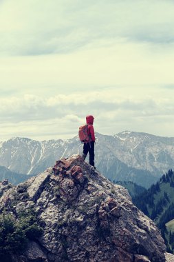 Yürüyüşe çıkan genç kadın.