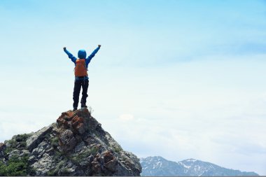 kadın backpacker dağ tepe üzerinde