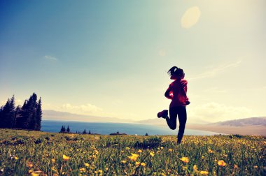 tepe üzerinde çalışan iz runner