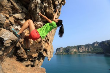 Deniz kenarında tırmanma kadın