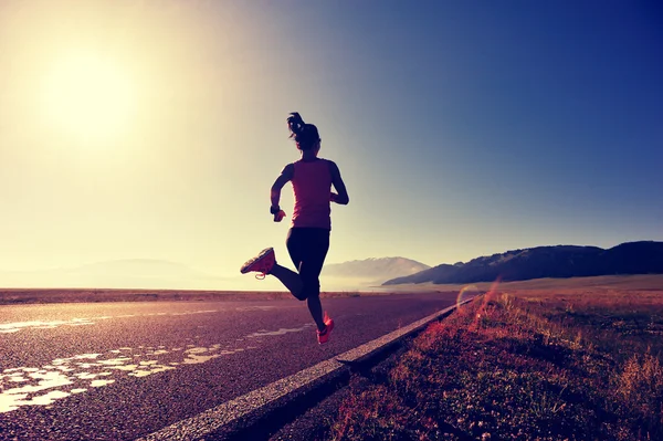 Fitness-Frau läuft — Stockfoto