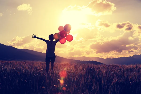 Vrouw met gekleurde ballonnen — Stockfoto