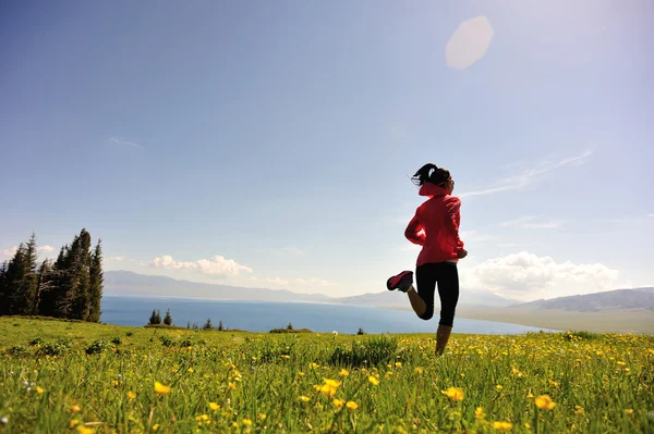 Trail runner courir sur la colline — Photo