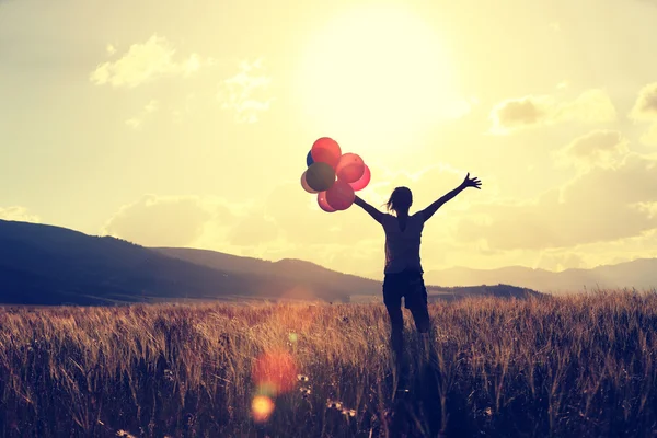 Mujer con globos de colores — Foto de Stock