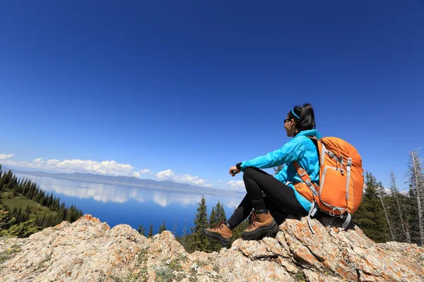 Jonge vrouw backpacker wandelen — Stockfoto