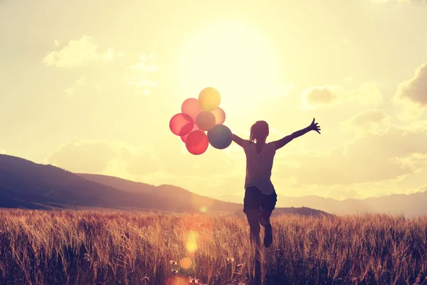 Femme avec des ballons colorés — Photo