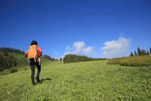 Backpacker πεζοπορία στο βουνό — Φωτογραφία Αρχείου