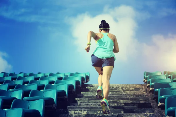 Atleta correndo em cima das escadas — Fotografia de Stock