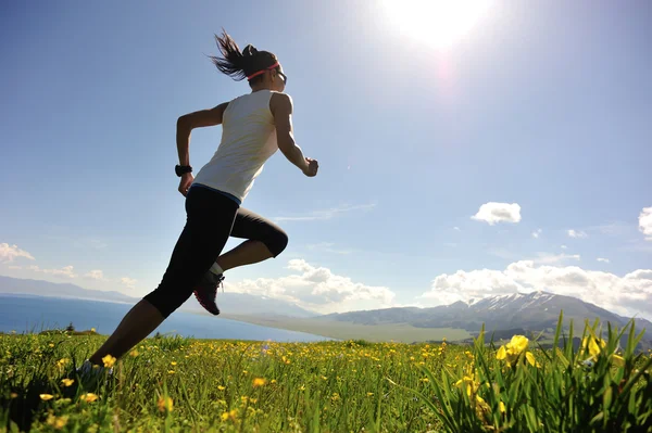 Trail runner in corsa in collina — Foto Stock