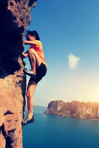 Mujer escalando en la playa — Foto de Stock