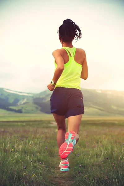 Fitness nő fut szabadtéri — Stock Fotó
