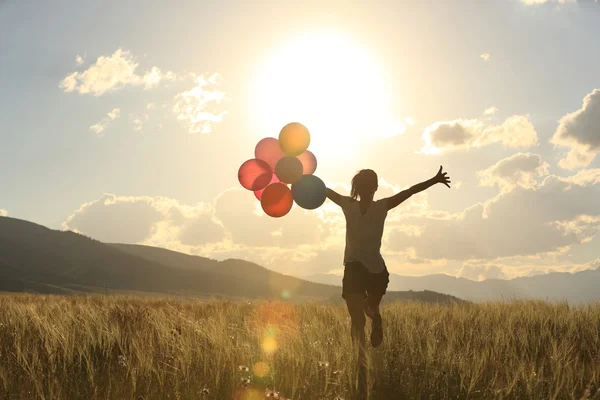 Femme avec des ballons colorés — Photo