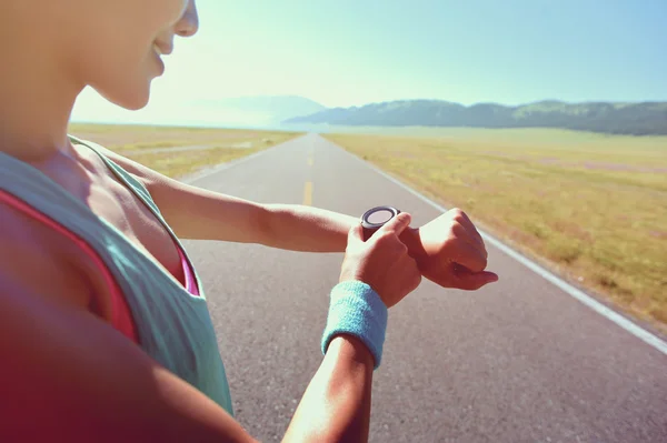 Young woman runner ready to run — Stock Photo, Image