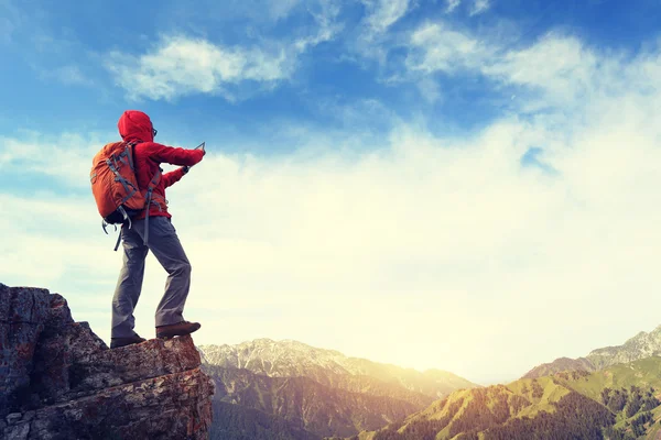 Woman backpacker using digital tablet — Stock Photo, Image