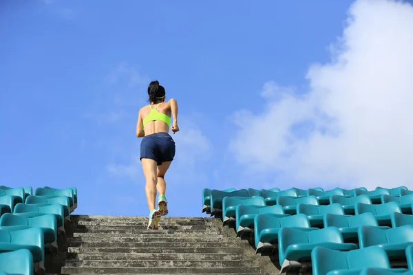 Merdivenlerde koşma atlet — Stok fotoğraf
