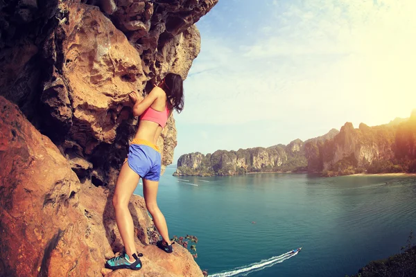 Woman climbing at seaside — Stock Photo, Image