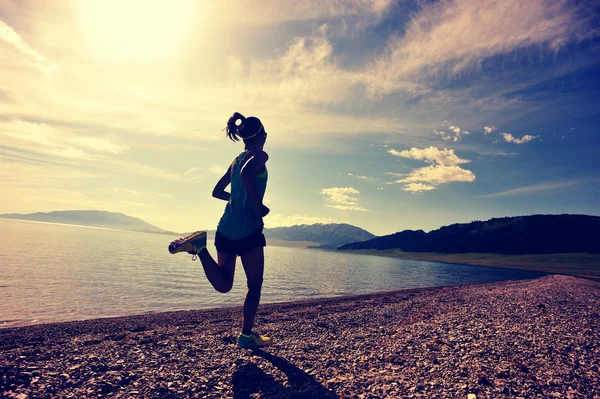 달리는 건강 한 여자 — 스톡 사진