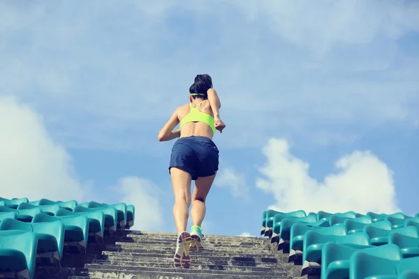 Atleta correndo em cima das escadas — Fotografia de Stock