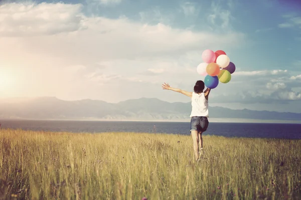 Kvinna med färgade ballonger — Stockfoto