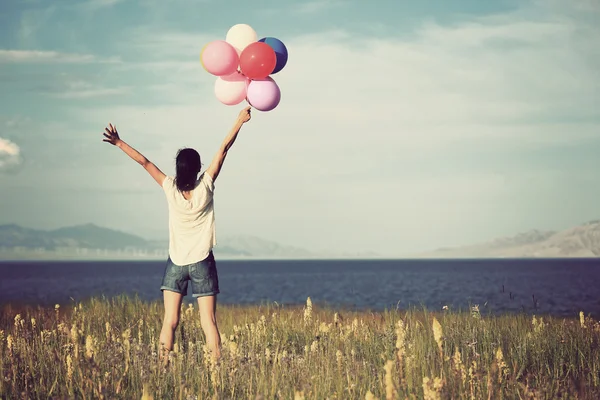 Donna con palloncini colorati — Foto Stock