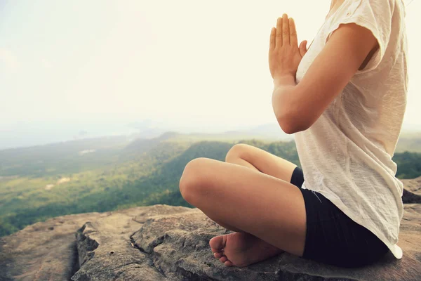 Joven fitness mujer practica yoga — Foto de Stock