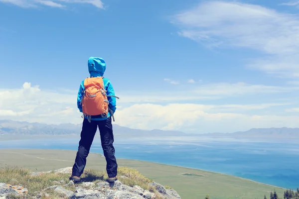 Backpacker njuta av utsikten på bergstopp — Stockfoto