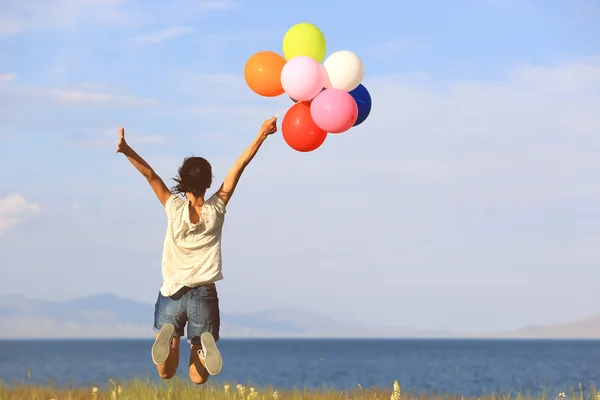 Femme avec des ballons colorés — Photo