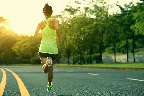 Fitness donna in esecuzione — Foto Stock