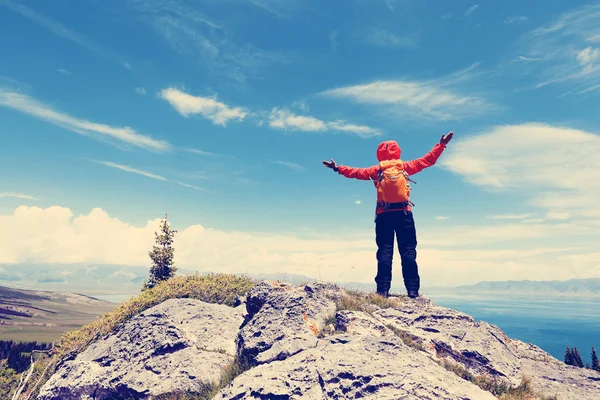 Mujer mochilero en pico de montaña — Foto de Stock