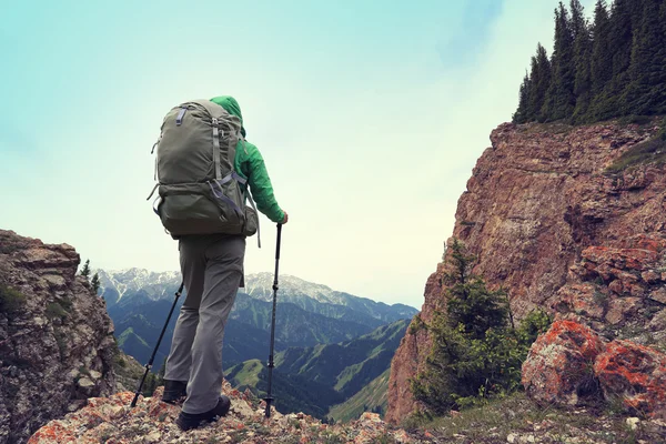 Backpacker πεζοπορία στο βουνό κορυφή βράχου — Φωτογραφία Αρχείου