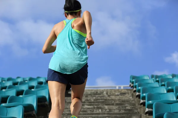 Atlet běh do schodů — Stock fotografie