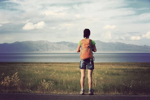 Wanderin genießt die Aussicht — Stockfoto