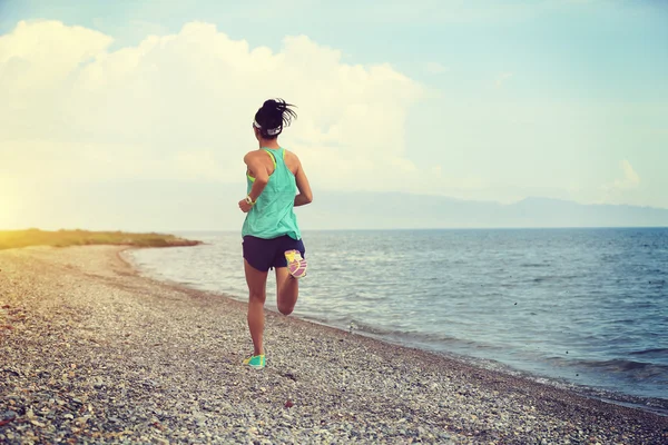 Donna che corre sul mare — Foto Stock