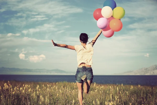 Kadın renkli balonlar ile — Stok fotoğraf