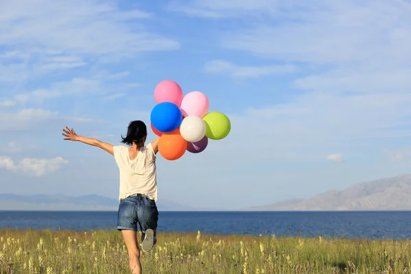 Donna con palloncini colorati — Foto Stock