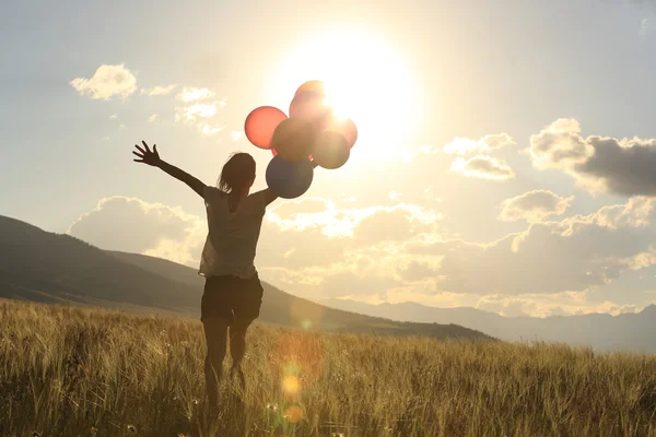 Kvinna med färgade ballonger — Stockfoto