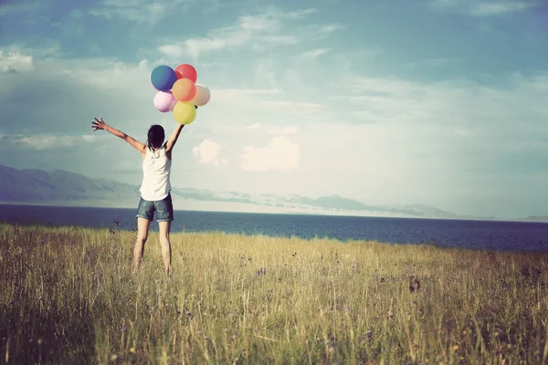 Femme avec des ballons colorés — Photo