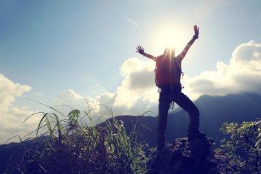 kadın backpacker dağ tepe üzerinde