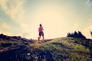 güzel dağ tepe üzerinde çalışan kadın