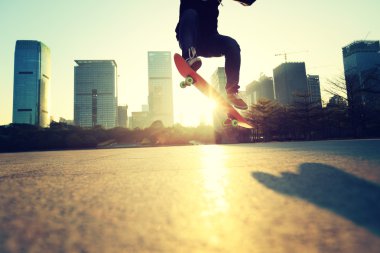 ollie hile yaparak kaykaycı