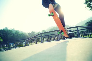 Genç kadın skatepark kaykay