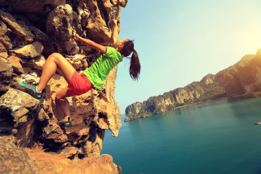 Deniz kenarında tırmanma kadın