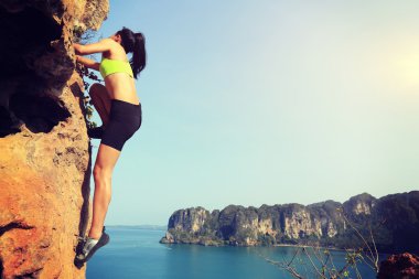 Deniz kenarında tırmanma kadın