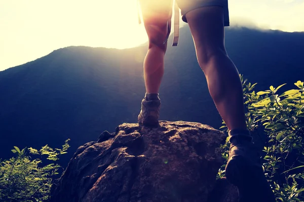 Hiker legs climbing at mountain — Stock Photo, Image