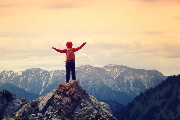 Cheering woman hiker open arms — Stock Photo, Image