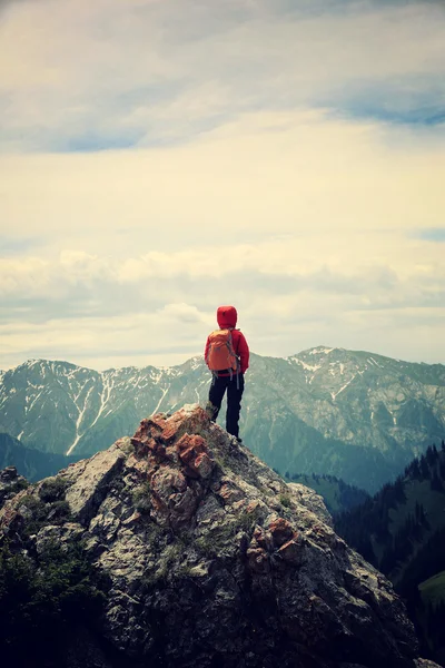Backpacker piesze wycieczki na szczyt góry klif — Zdjęcie stockowe