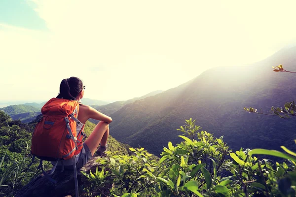 Mujer disfrutar de la vista en la cima de la montaña — Foto de Stock