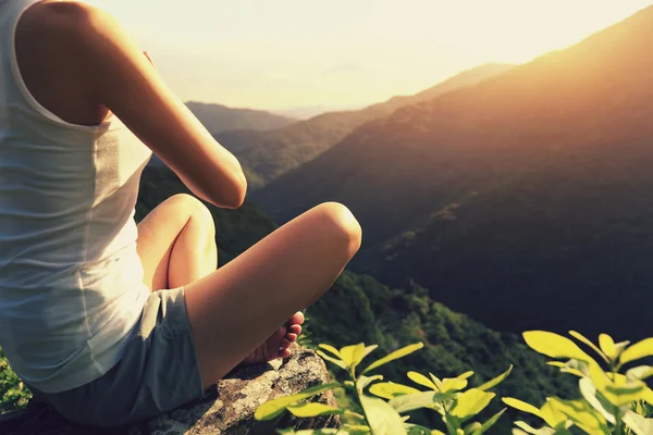 Mujer joven haciendo meditación — Foto de Stock