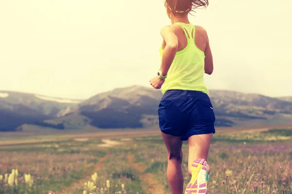Fitness mulher correndo ao ar livre — Fotografia de Stock